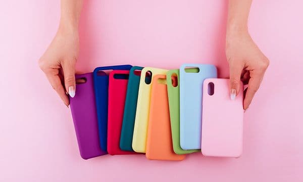 Telefonskal på rosa bakgrund