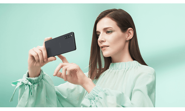 Nainen käyttää Xperia 10 -älypuhelinta