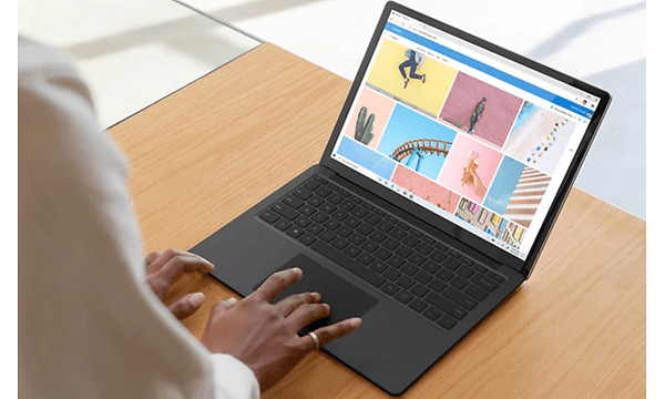 Kvinne jobber på en Macbook