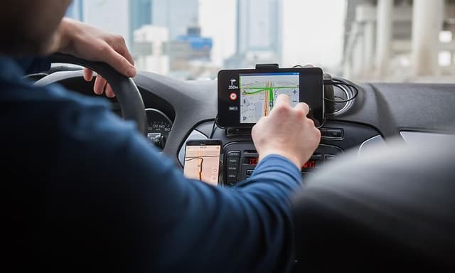 mann bruker gps i en bil