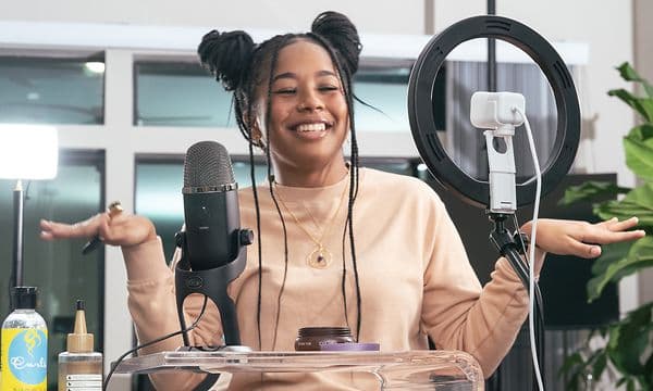 Logitech för innehållsskapare - Kvinna använder ringlight och använder webbkamera