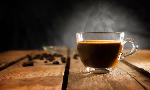 Kaffekopp på trebord