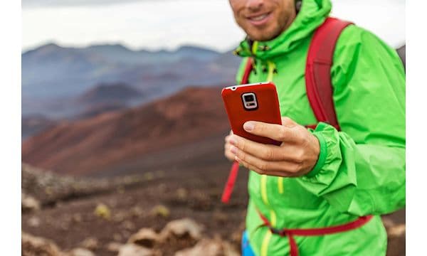 En mand med en telefon, der er på vandretur