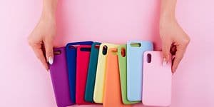 Telefoncovers på en lyserød baggrund