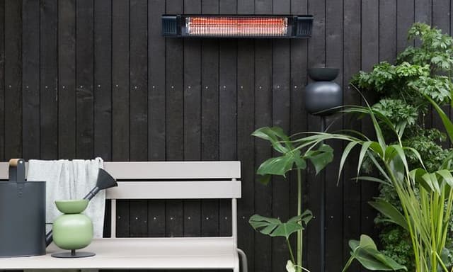 en terrassevarmer montert på en husvegg
