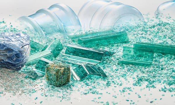 En bunke ødelagt plastic