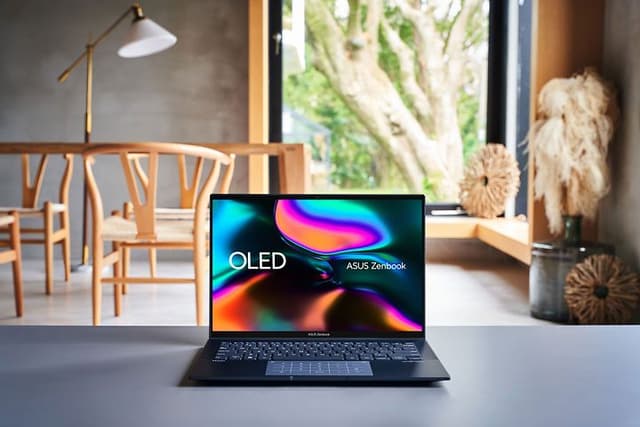 ZenBook 14 OLED -kannettava tietokone pöydällä sekä upealla taustalla