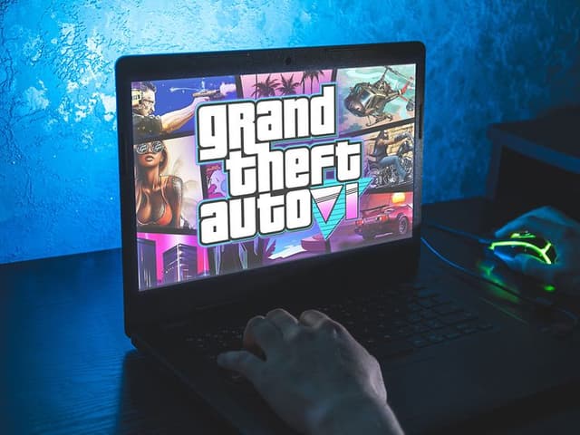 Tietokoneen näyttö, jonka ruudulla näkyy logo Grand Theft Auto VI