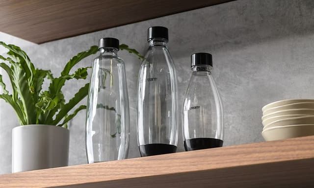 Kolme Sodastream-pulloa vierekkäin hyllyllä