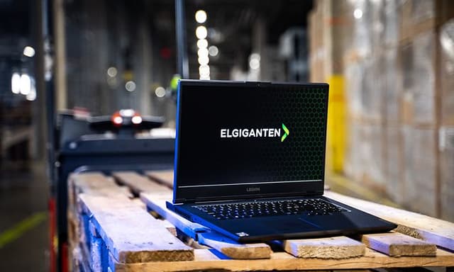 Gaming-laptop på et display