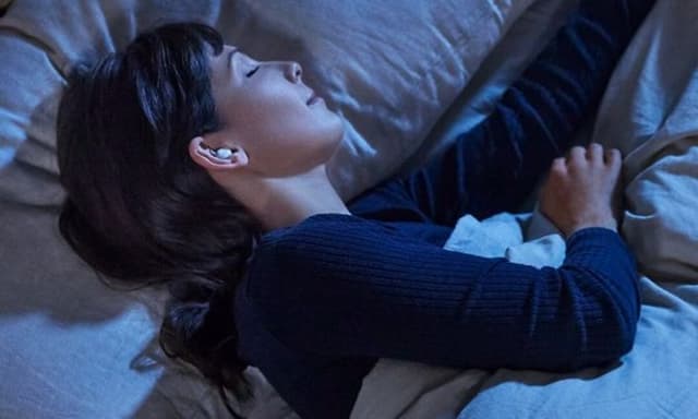 Bose Sleepbuds i ørerne på sovende kvinde