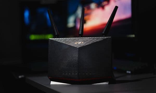 Gaming router på ett bord
