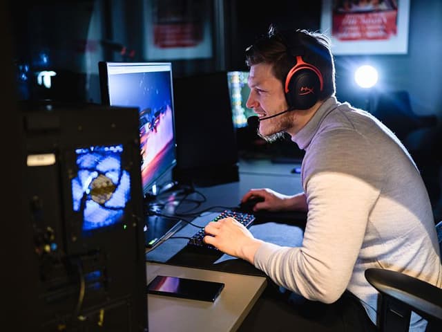 Man spelar på stationär gamingdator