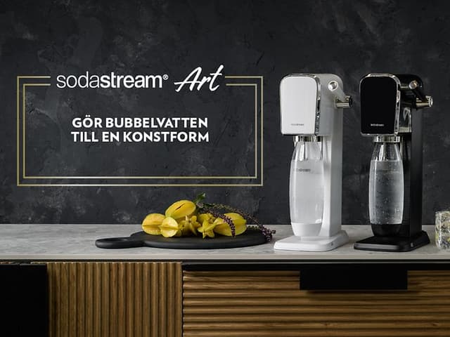 To Sodastreamer på en kjøkkenbenk og tekst på norsk