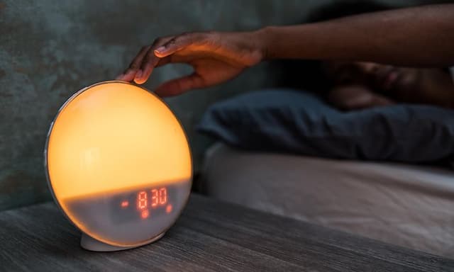 Person skrur av en Philips wake up light
