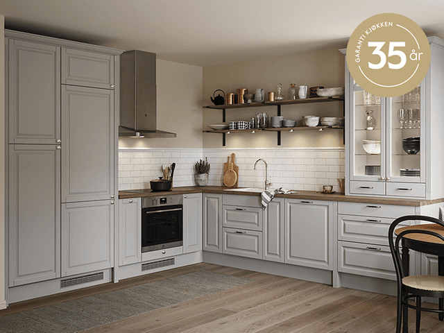 Åpent Epoq Heritage Light Grey kjøkken med garantilogo på norsk