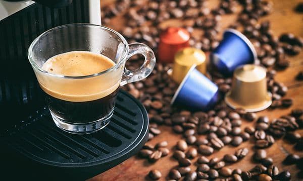 SDA-Coffee-Capsule machine with capusules in different colours-min