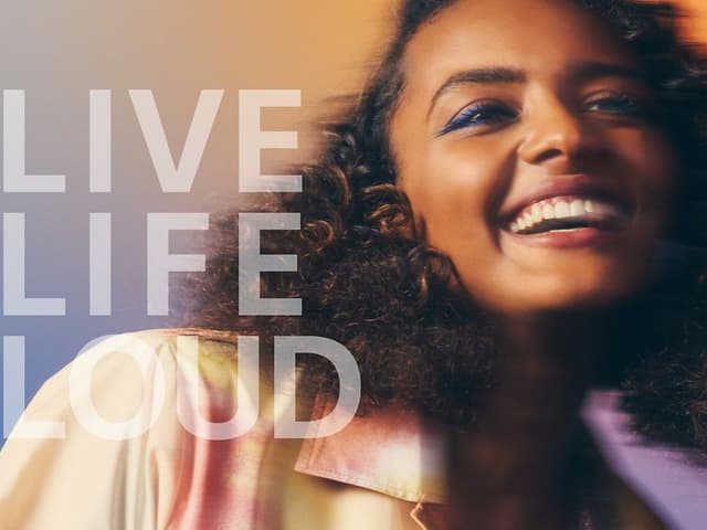 Sony-Woman and text LIVE LIFE LOUD
