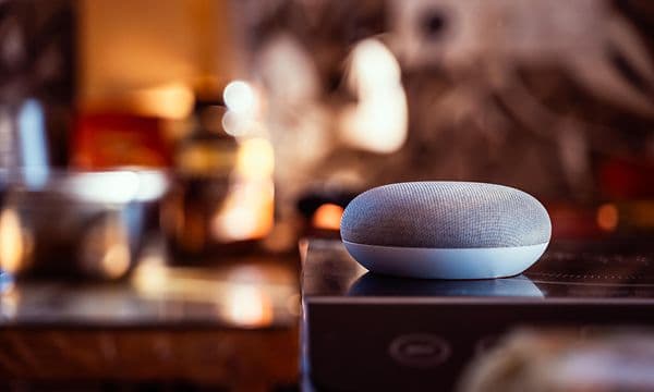 Google home høyttaler på et bord