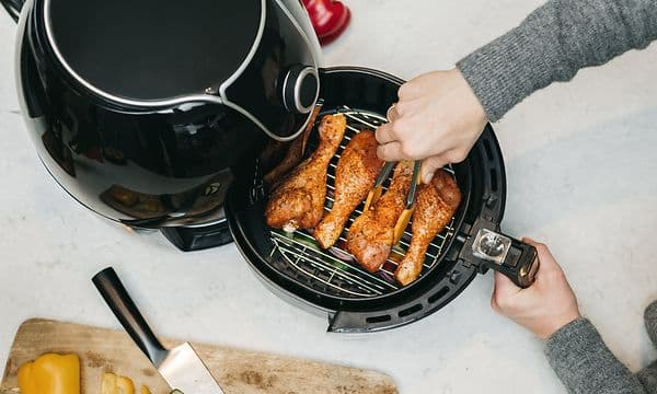 en åpen airfryer med kylling