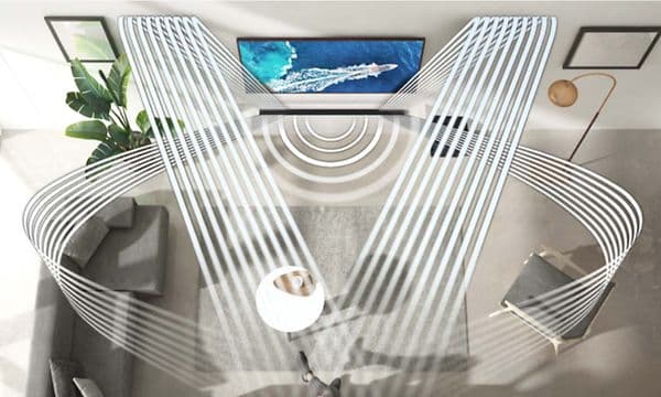 Samsung-TV på væg i en stue set ovenfra med lydbølger