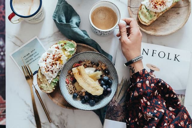 frokostbord med deilig mat og kaffe