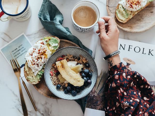 frokostbord med deilig mat og kaffe