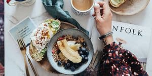 frokostbord med deilig mat og kaffe