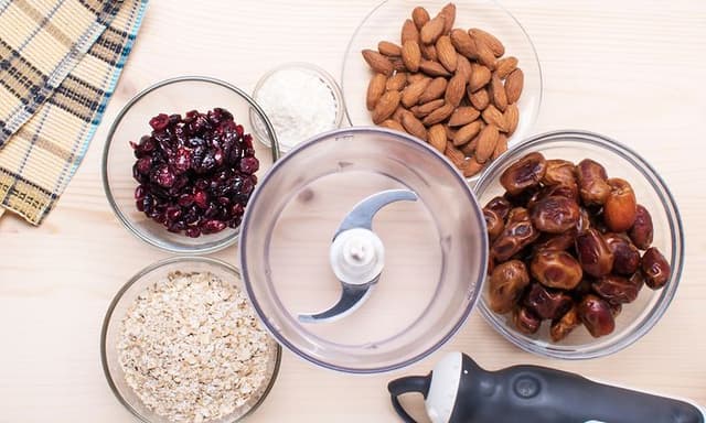 ulike skåler mat og en food processor