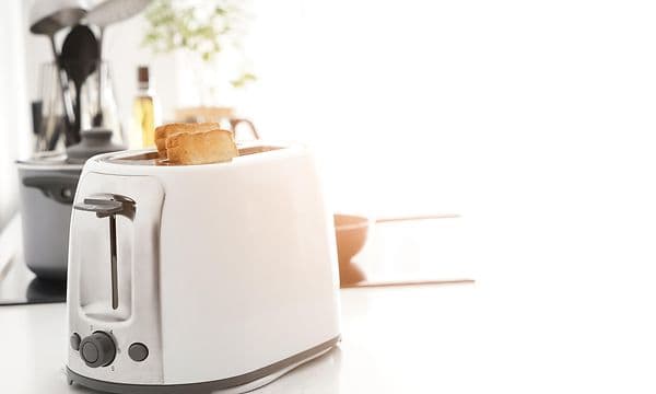 Brødrister med ristet brød i køkken