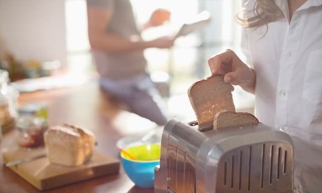 Keittiön pienlaitteet ja tarvikkeet - Pöydällä oleva leivänpaahdin