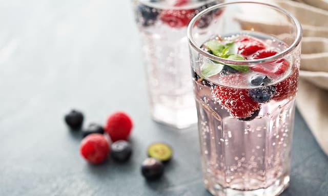 Sprudlende danskvand i glas med bær