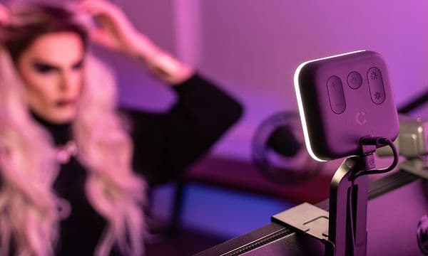 Logitech for creators Litra kvinne ordner håret i belysning