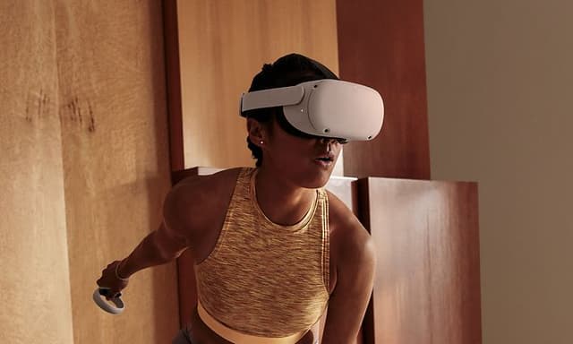 Meta Quest 2 VR-briller på hovedet af kvinde, der træner
