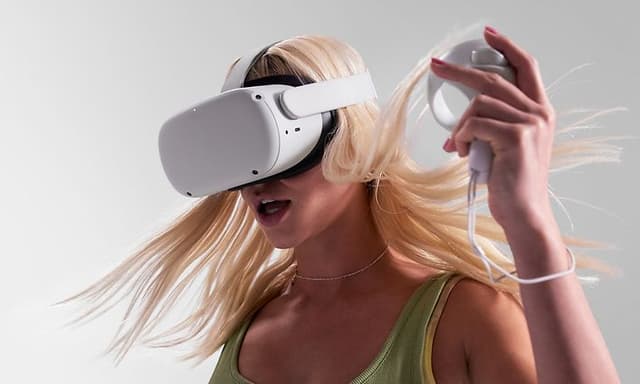 Meta Quest 2 VR-briller anvendes af kvinde
