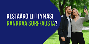 Hymyilevä pariskunta ottaa selfie-kuvaa ja vieressä mainosteksti Kestääkö liittymäsi rankkaa surffausta