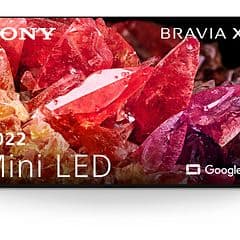 Produktbilde av en Sony Bravia X95K Mini LED-TV med gule, røde og lilla krystaller som vises på skjermen