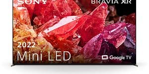 Produktbilde av en Sony Bravia X95K Mini LED-TV med gule, røde og lilla krystaller som vises på skjermen