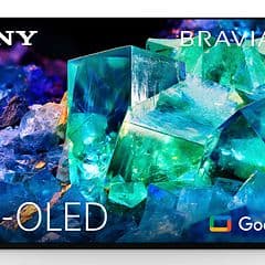 Produktbilde av en Sony Bravia A95K QD OLED TV med grønne og blå krystaller på skjermen