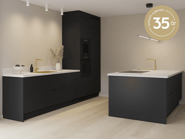 Epoq kjøkken Pure Matt Black med øyløsning med garantilogo på norsk