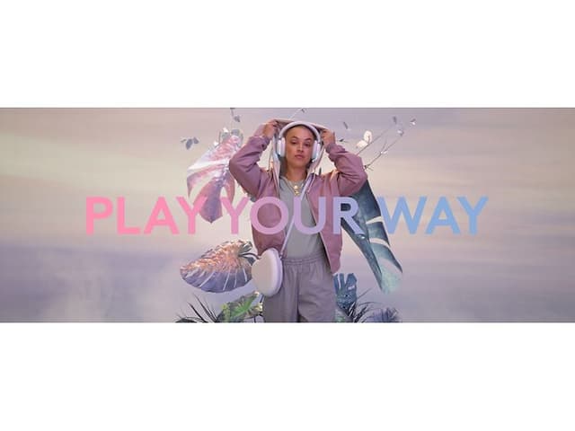 Logitech G banner med en jente som står ved planter og hører musikk på hodetelefoner og teksten Play your way