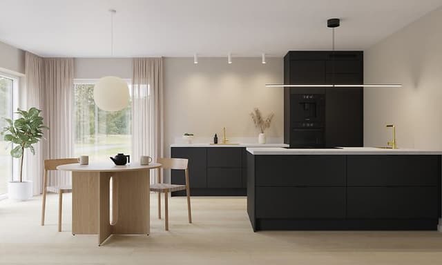 Epoq Pure Matt Black Køkken med hvid marmor bordplade, køkkenø løsning og et rundt spisebord