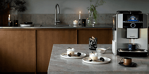 Siemens EQ kaffemaskin på et kjøkkenbord med kopper og dessert