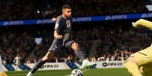 FIFA 23 - Mbappe spiller fodbold på et stadion