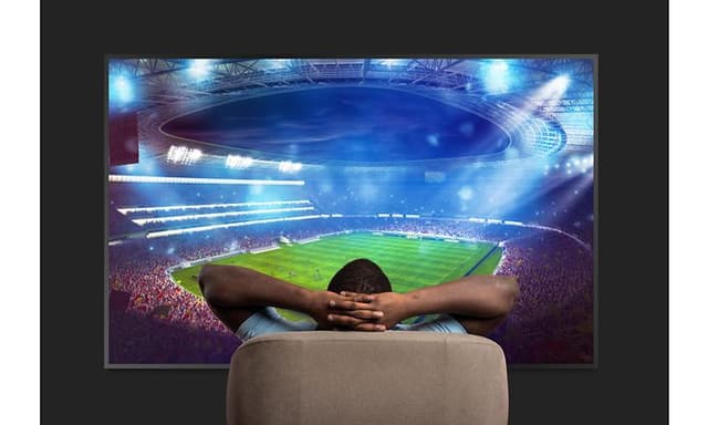 TV - Mand ser fodbold på et stort tv