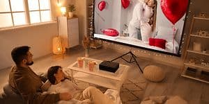 TV - Par sidder foran et stort TV