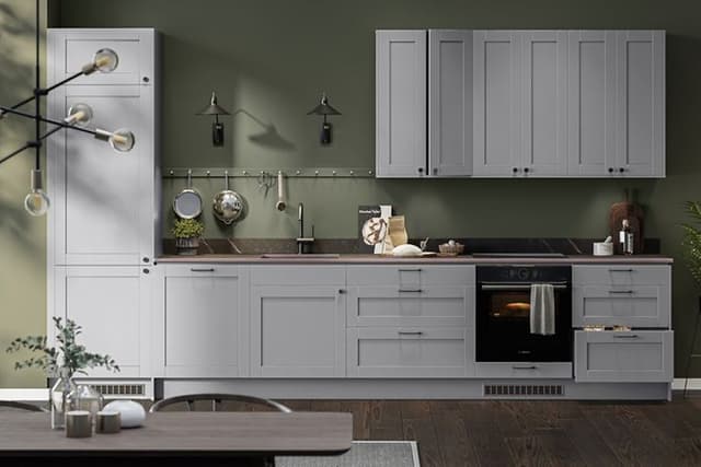 Epoq Shaker Light Grey kjøkken i åpen løsning mot olivengrønn vegg