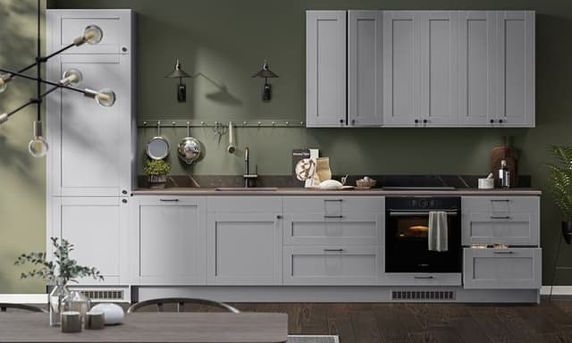 Epoq Shaker Light Grey kjøkken i åpen løsning mot olivengrønn vegg