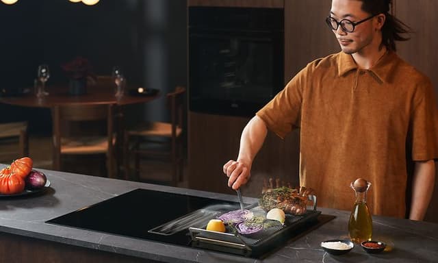 Mand laver middag på en Electrolux kogeplade