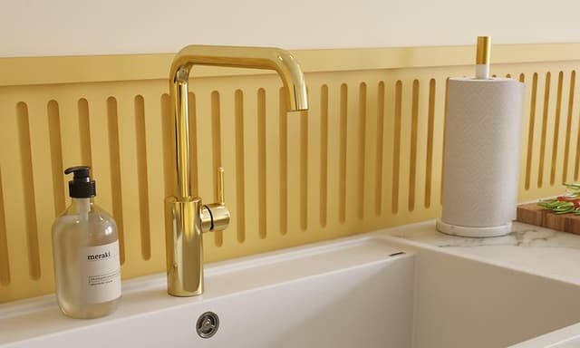 Gult EPOQ Trend-køkken med marmorbordplade og hvid håndvask med blandingsbatteri i guld